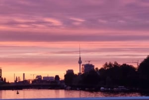 Berlino: crociera in catamarano al tramonto con audioguida