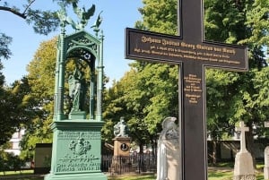 Berlin: Tour through the Invalids' Cemetery