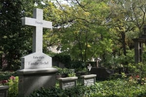 Berlin: Tour through the Invalids' Cemetery