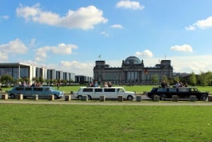Berlijn: luchthavenrit & stadstour per Trabi limousine