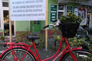 Excursão de bicicleta para grupos pequenos com história do Muro de Berlim