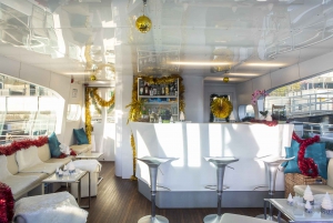 Berlin: Christmas Sightseeing Cruise with Welcome Drink
