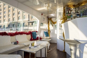 Berlin: Christmas Sightseeing Cruise with Welcome Drink