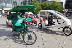 Berlin: Stadtführung Private Customizable Rickshaw Tour