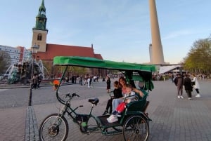 Berlin: Stadtführung Private Customizable Rickshaw Tour