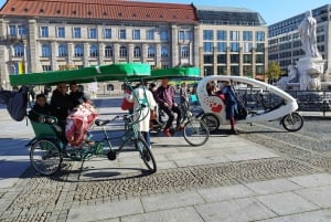 Berlin: Stadtführung Private Customizable Rickshaw Tour