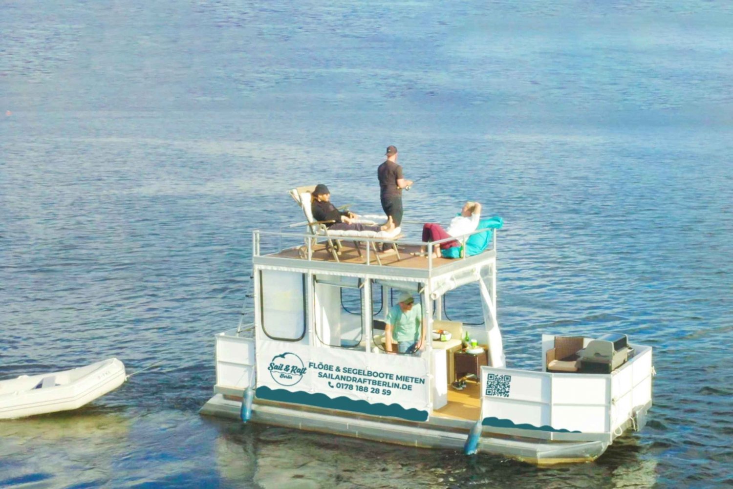Flöße e Segelboote si mescolano sul Tegeler See