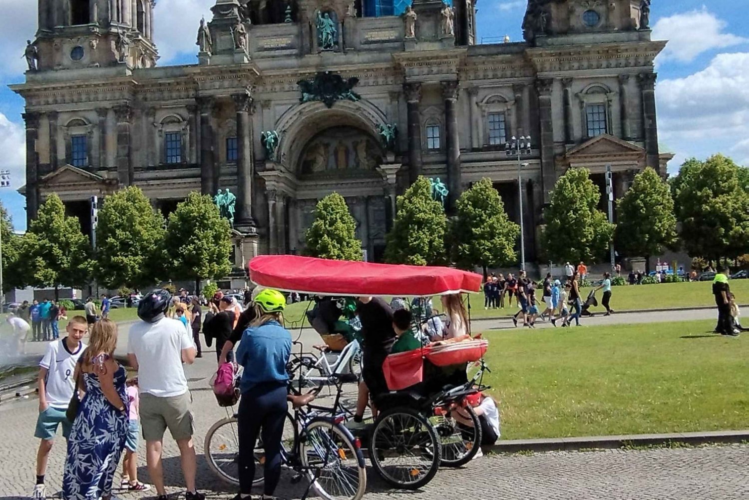 Características destacadas: hasta 7 personas, 1 rickshaw, (e)bikes, e-rollers