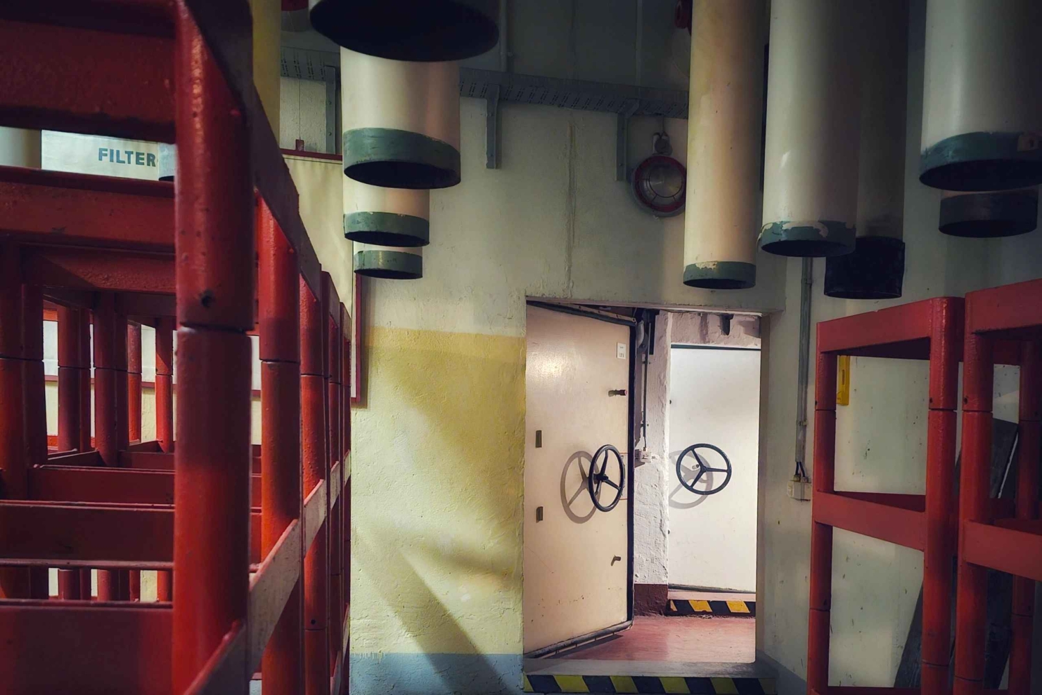Nuclear bunker near Berlin: Guided adventure tour with lunch