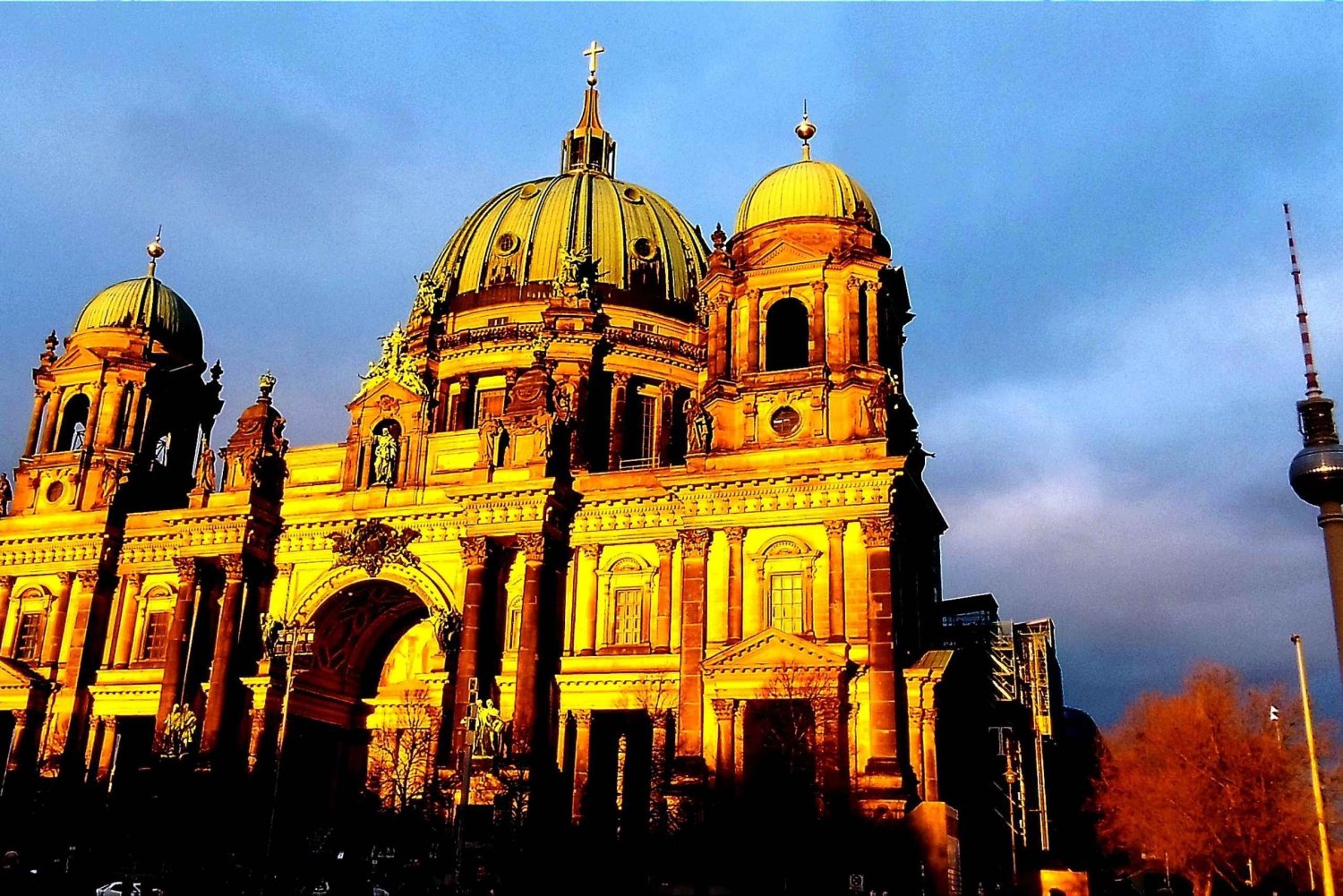 Private Berlin by Evening/Night Minivan, Driver aand Guide