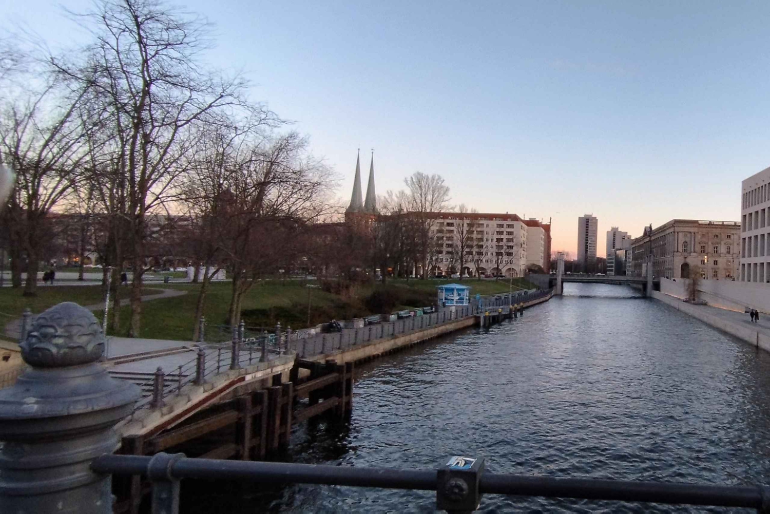 Yksityinen Berliini ilta-/yöminibussilla, kuljettaja ja opas