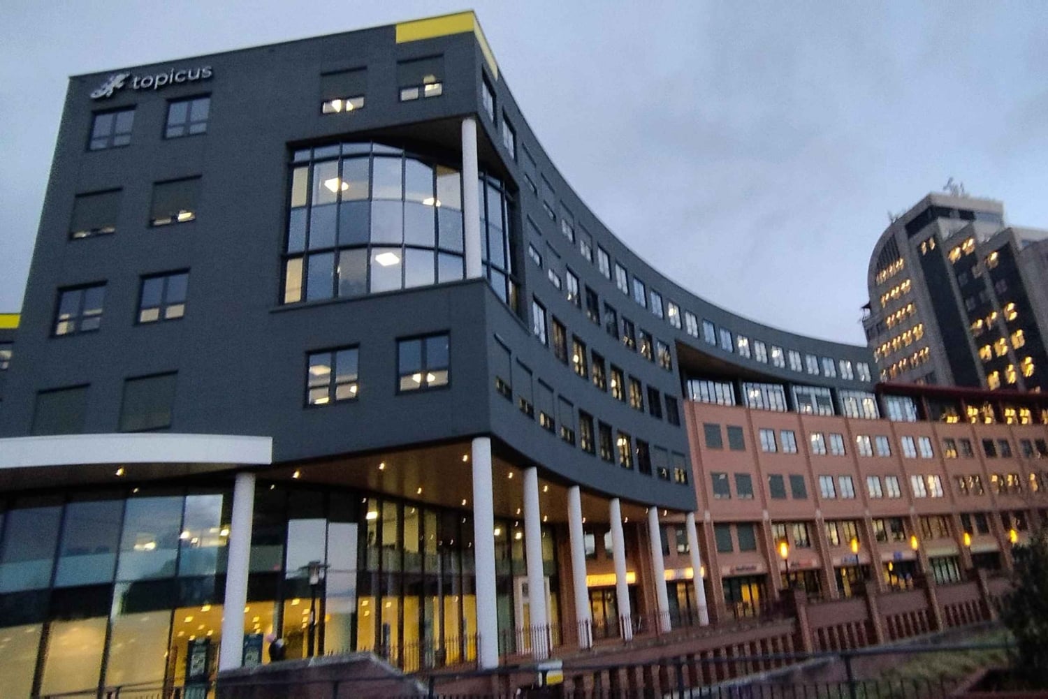 Yksityinen Berliini ilta-/yöminibussilla, kuljettaja ja opas