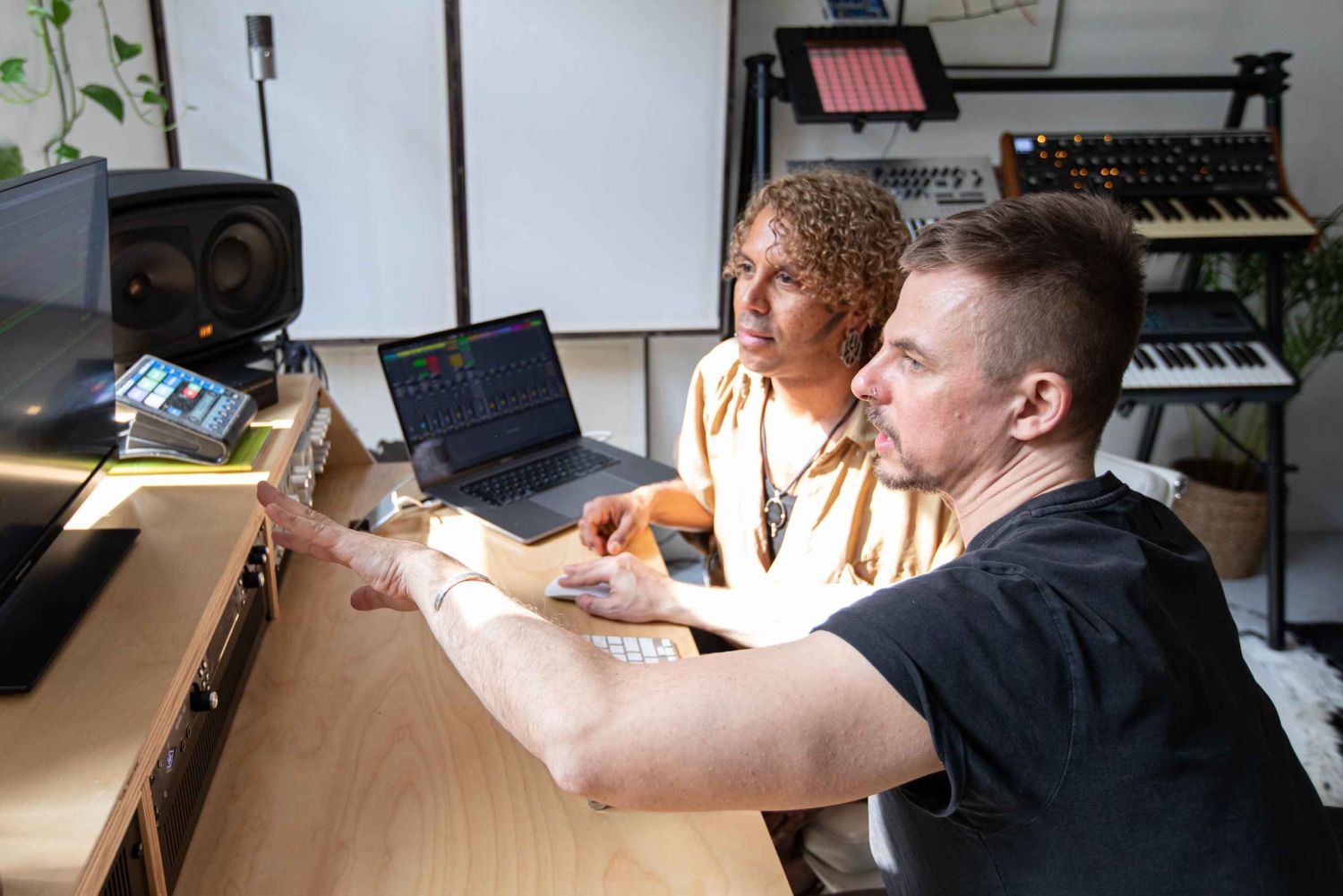 Tuottaa Techno- ja House-musiikkia Berliinissä