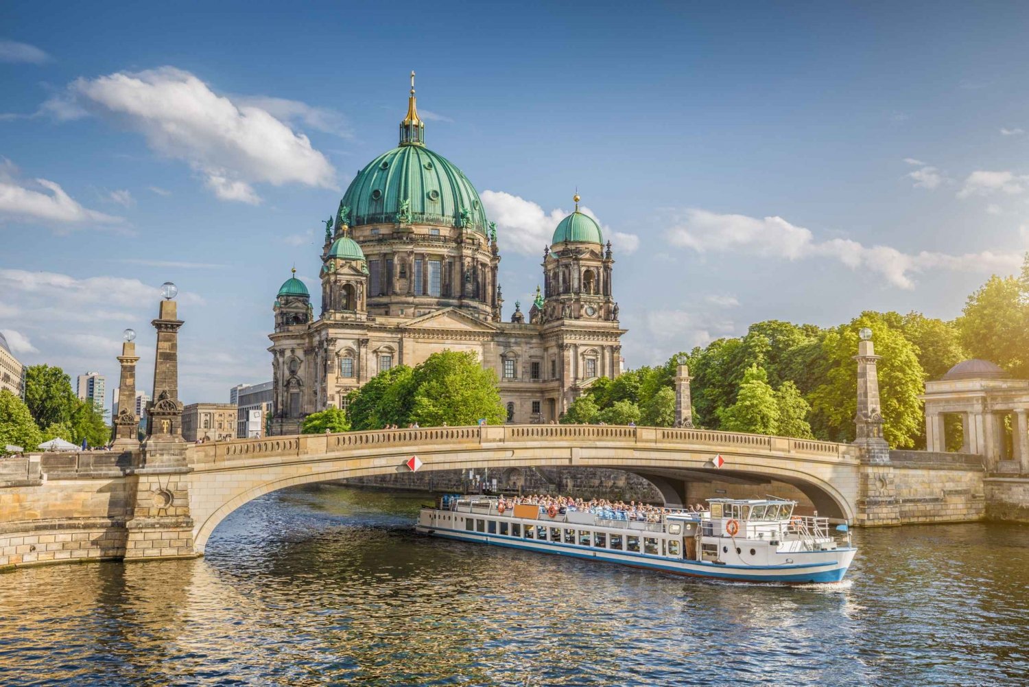 Crociera in barca salta fila e tour guidato della città vecchia di Berlino