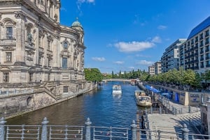 Croisière en bateau sans file d'attente et visite guidée de la vieille ville de Berlin