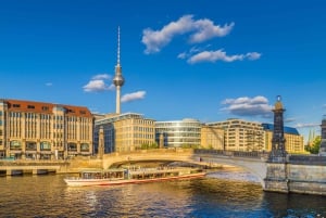 Croisière en bateau sans file d'attente et visite guidée de la vieille ville de Berlin