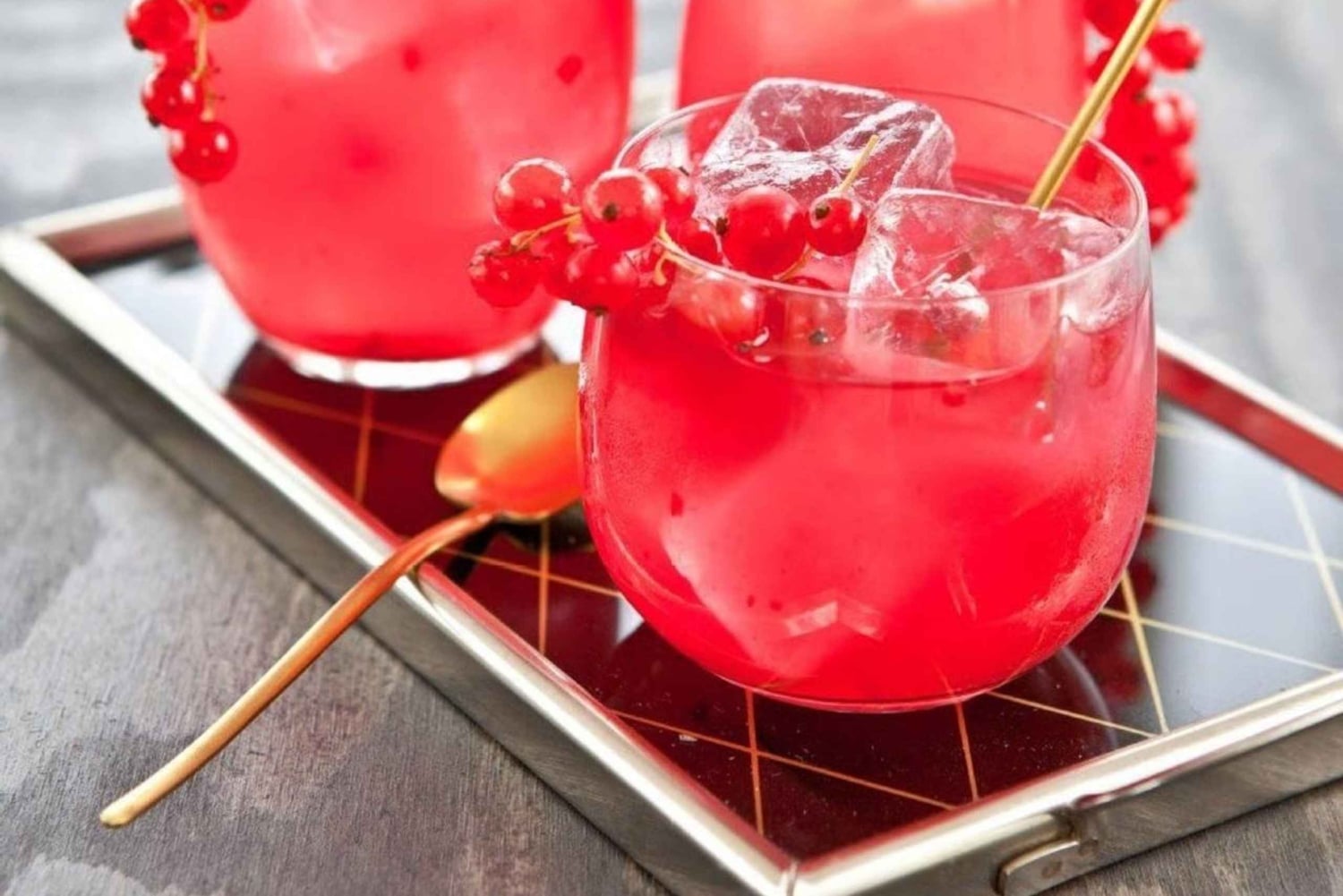 ベルリンの本物の味をお楽しみください：アレクサンダープラッツの屋台の食べ物ツアー