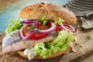 ベルリンの本物の味をお楽しみください：アレクサンダープラッツの屋台の食べ物ツアー