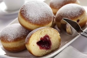 ベルリンの本物の味をお楽しみください：アレクサンダープラッツの屋台の食べ物ツアー