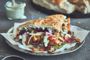 ベルリンの本物の味をお楽しみください：アレクサンダープラッツの屋台の食べ物ツアー