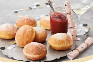 ベルリンの本物の味をお楽しみください：アレクサンダープラッツの屋台の食べ物ツアー