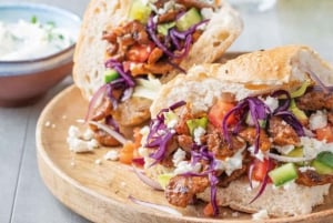 ベルリンの本物の味をお楽しみください：アレクサンダープラッツの屋台の食べ物ツアー