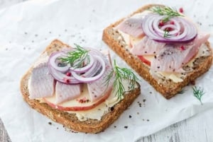 ベルリンの本物の味をお楽しみください：アレクサンダープラッツの屋台の食べ物ツアー