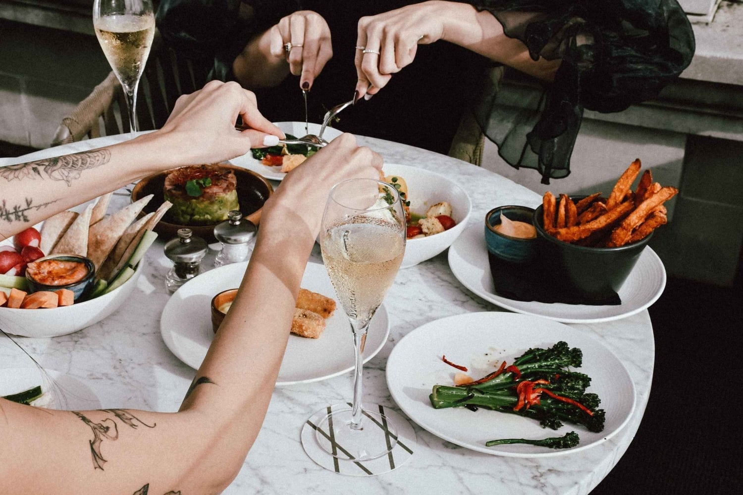 Valentine's Day, live music, dinner menu & cocktail class in Berlin Mitte