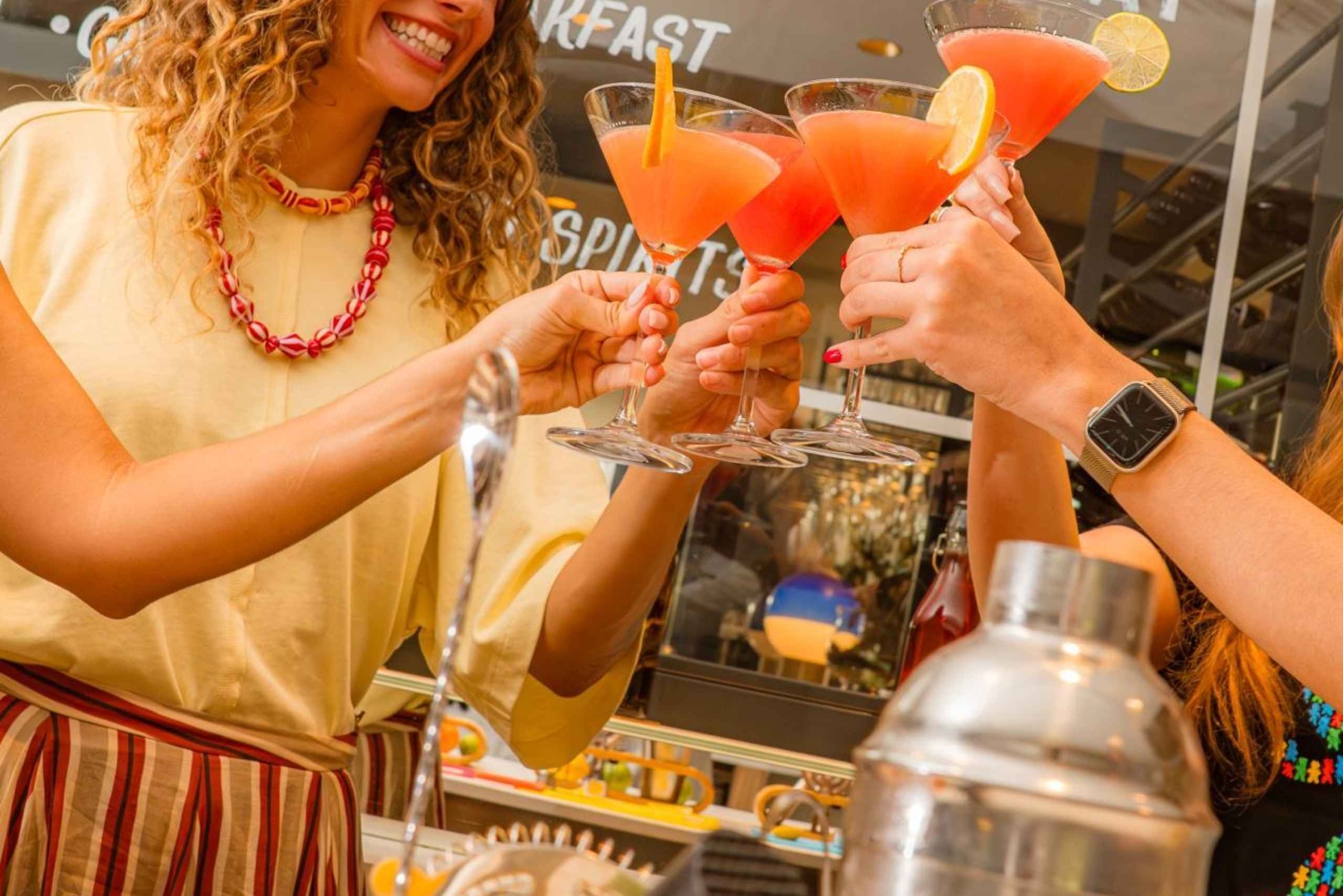 Valentine's Day, live music, dinner menu & cocktail class in Berlin Mitte