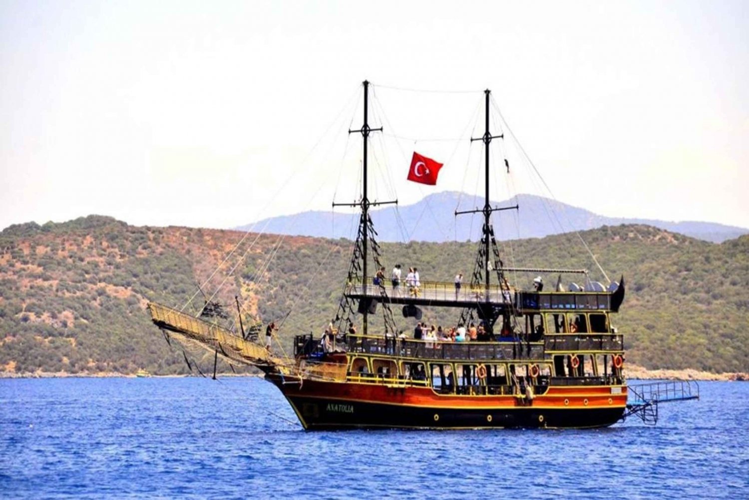 Bodrum: Excursión en barco pirata con almuerzo barbacoa y recogida opcional