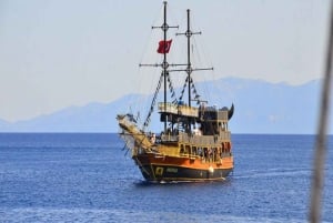 Bodrum: Piratbåtstur med BBQ-lunch och valfri upphämtning