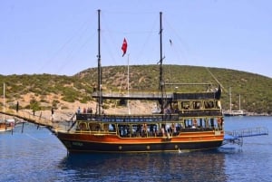 Bodrum: Excursión en barco pirata con almuerzo barbacoa y recogida opcional