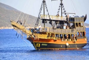 Bodrum: Piratbådstur med grillfrokost og valgfri afhentning