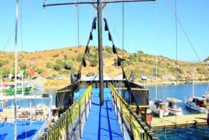 Bodrum: Passeio de Barco Pirata com Almoço com Churrasco e Coleta Opcional