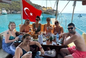 Tour privado en barco por Bodrum con almuerzo y paradas para nadar.