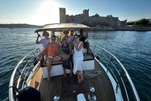 Tour privado en barco por Bodrum con almuerzo y paradas para nadar.