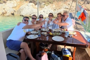 Tour privado en barco por Bodrum con almuerzo y paradas para nadar.