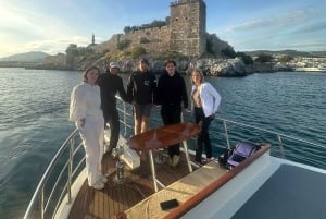 Tour privado en barco por Bodrum con almuerzo y paradas para nadar.