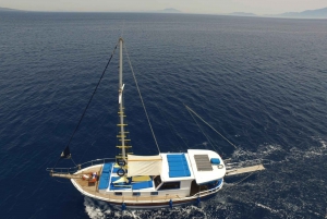 Bodrum: Private Island Boat Tour with Lunch