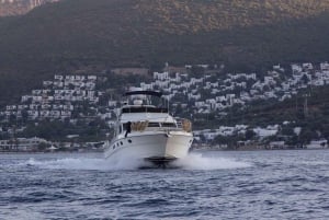 Bodrum: Privat motorbåtstur med badstopp och lunch