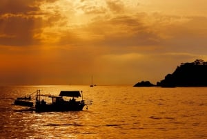 Bodrum: prywatna wycieczka łodzią o zachodzie słońca z kolacją