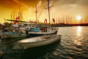Bodrum: Passeio de barco particular ao pôr do sol com jantar