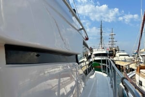 Bodrum: Excursión privada en yate al atardecer con cena ligera