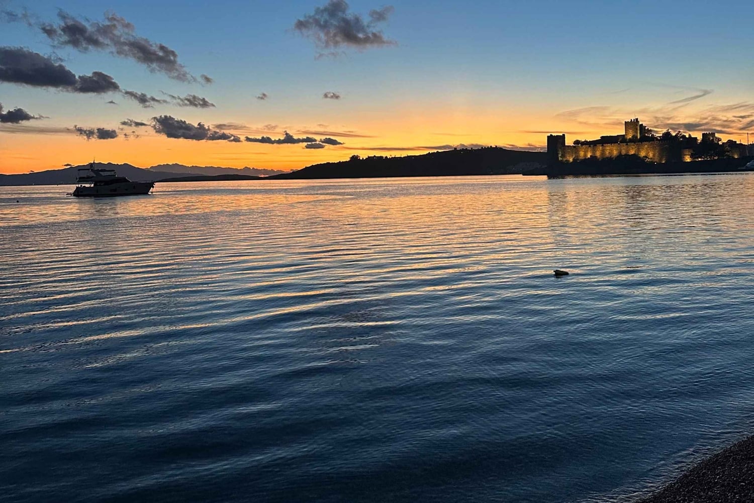 Bodrum: Excursión privada en yate al atardecer con cena ligera