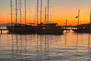 Bodrum: Excursión privada en yate al atardecer con cena ligera