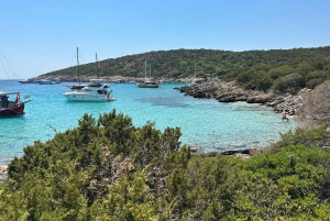 Bodrum: Excursión privada en yate al atardecer con cena ligera