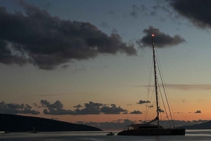Bodrum: Excursión privada en yate al atardecer con cena ligera