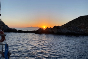 Bodrum: Excursión privada en yate al atardecer con cena ligera