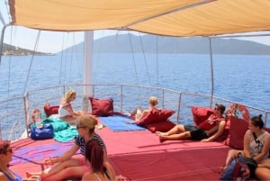 Desde Bodrum: Excursión en barco por la isla de Orak con paradas para nadar y almuerzo