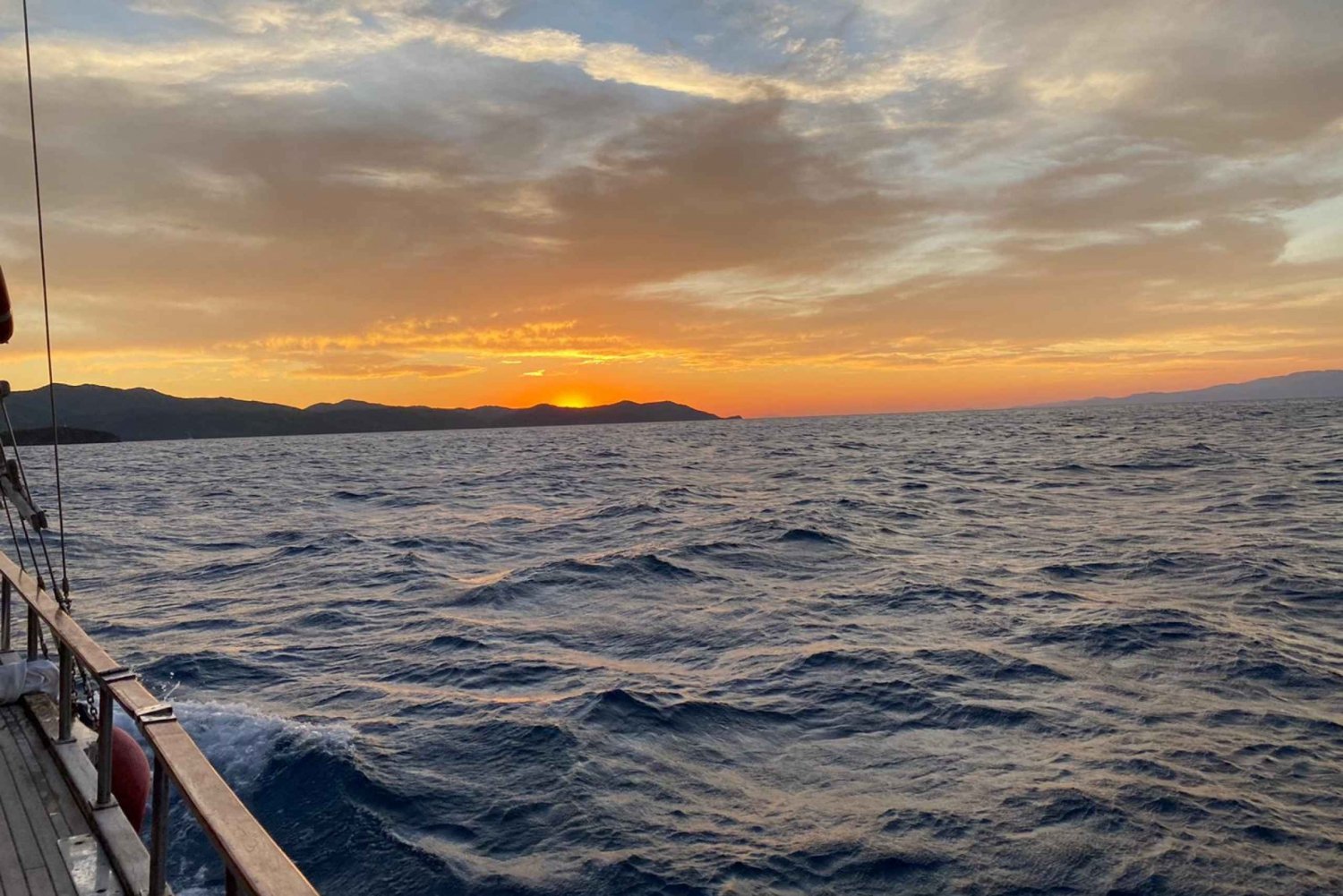 Au départ de Bodrum : Excursion privée en bateau au coucher du soleil avec dîner et baignade